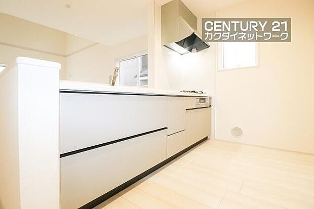 収納豊富なキッチンで、料理道具もきれいに収納。