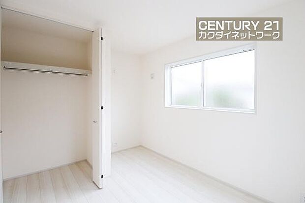 温もり溢れるカラーの床材が見事に調和した本邸宅。