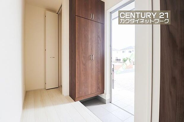 玄関にも多様な収納スペースがございます。