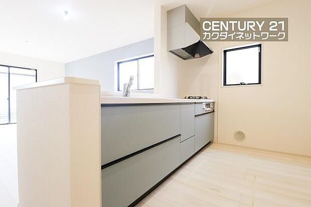 収納豊富なキッチンで、料理道具もきれいに収納。