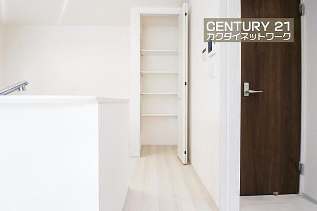 キッチン横に収納がありお菓子や食材・非常食などを収納できます。普段使わない調理道具等もしまっておけるのでとても便利です。