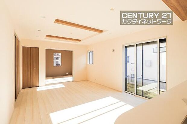 窓から差し込む陽光がリビングでくつろぐ家族を暖かく包み込みます。