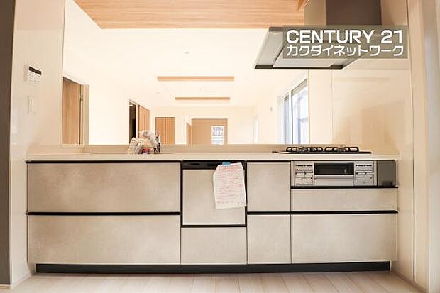 収納豊富なキッチンで、料理道具もきれいに収納。