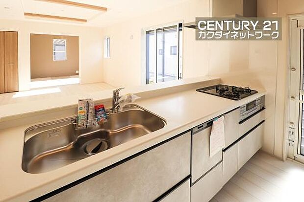 お食事の準備をしながら家族との会話が楽しめる対面キッチン。