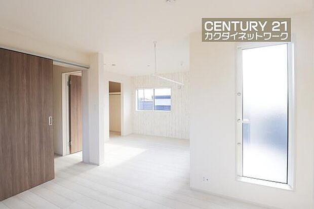 間仕切りをつくり2部屋に分けることが可能です。