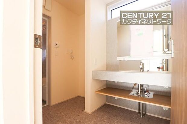 忙しい朝でも収納豊富な洗面台で効率良く身支度ができます。