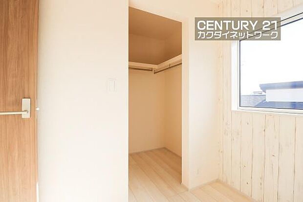 あると便利なウォークインクローゼット。季節や用途に分けてお使いいただけます。洋服をたくさんお持ちでも、しっかりと収納していただけます。バッグや帽子などの小物も収納できます。
