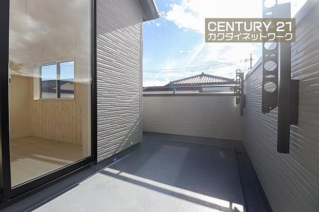 多くの陽光が降り注ぎ、室内に陽だまりを生み出してくれます。