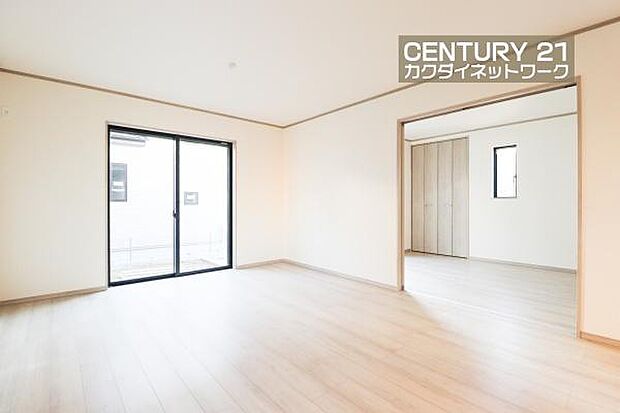 窓から差し込む陽光がリビングでくつろぐ家族を暖かく包み込みます。