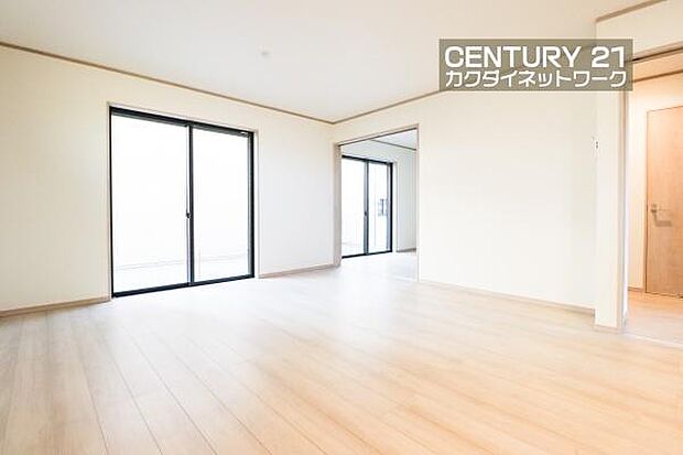 窓から差し込む陽光がリビングでくつろぐ家族を暖かく包み込みます。