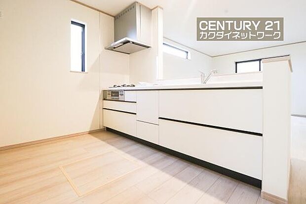 収納豊富なキッチンで、料理道具もきれいに収納。