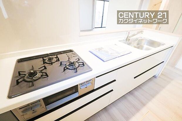 お食事の準備をしながら家族との会話が楽しめる対面キッチン。