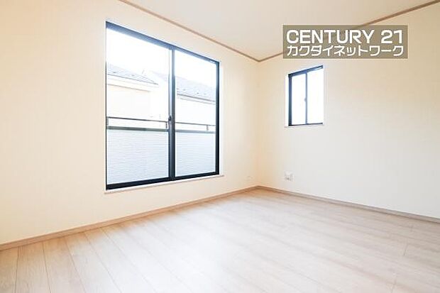 窓から注がれる陽光で明るい空間。広々としたプライベート空間で自分の時間を楽しめます。