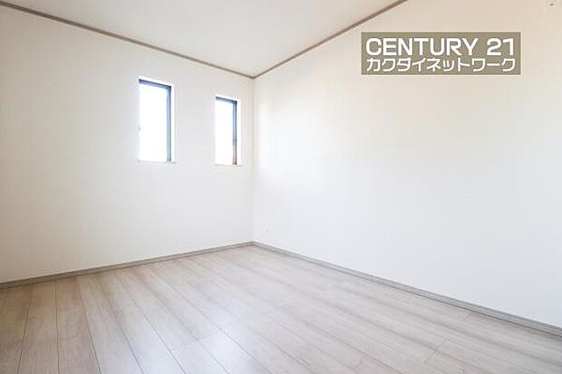 温もり溢れるカラーの床材が見事に調和した本邸宅。