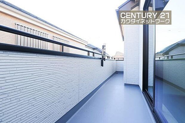 多くの陽光が降り注ぎ、室内に陽だまりを生み出してくれます。