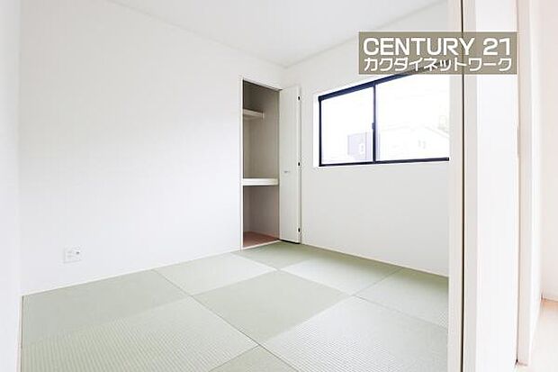 LDKに隣接しているのでお子様を遊ばせたりお昼寝させたりしながら家事を行えます。家族団らんや来客時の客間など多用途にお使いいただけるため、1室あると非常に便利ですね。