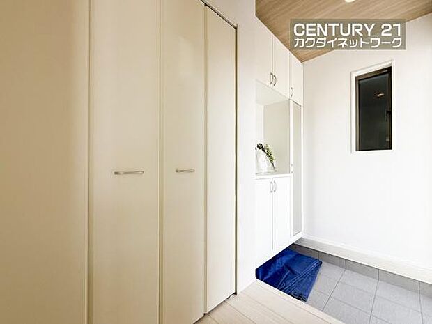 ミラー付きシューズBOXで玄関をきれいにお使いいただけます。