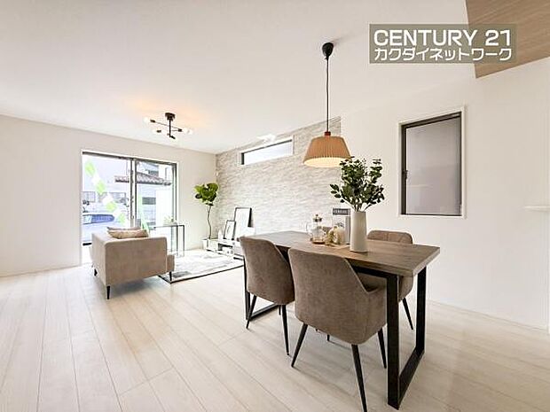 窓から差し込む陽光がリビングでくつろぐ家族を暖かく包み込みます。