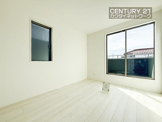 温もり溢れるカラーの床材が見事に調和した本邸宅。