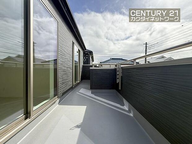 多くの陽光が降り注ぎ、室内に陽だまりを生み出してくれます。