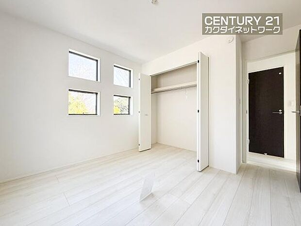 窓から注がれる陽光で明るい空間。