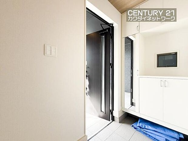 ミラー付きシューズBOXで玄関をきれいにお使いいただけます。