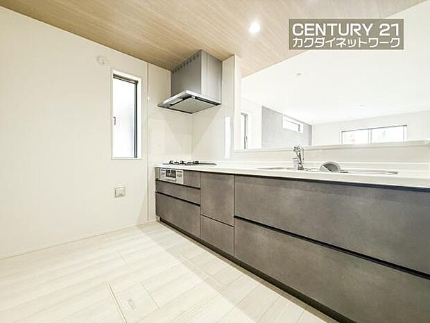 お食事の準備をしながら家族との会話が楽しめる対面キッチン。