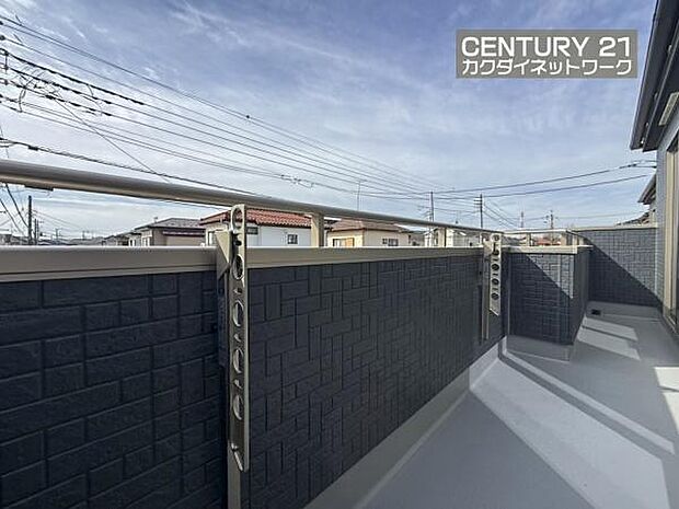 多くの陽光が降り注ぎ、室内に陽だまりを生み出してくれます。