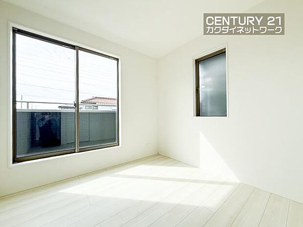 窓から注がれる陽光で明るい空間。