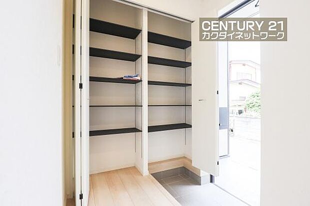 高さ調整できる可動棚完備。靴以外にも傘やコートを収納する事ができ、玄関をきれいにお使いいただけます。