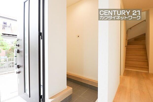 玄関にも多様な収納スペースがございます。