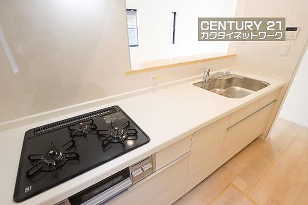 お食事の準備をしながら家族との会話が楽しめる対面キッチン。