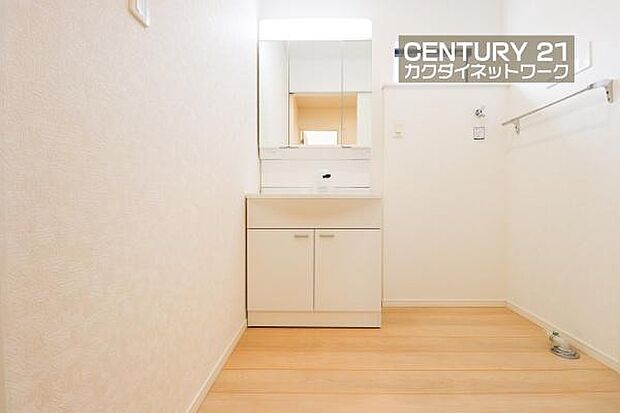 忙しい朝でも収納豊富な洗面台で効率良く身支度ができます。