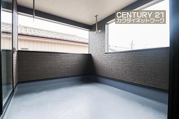 屋根付きのバルコニーで急な雨で洗濯物が濡れてしまう心配もありません。