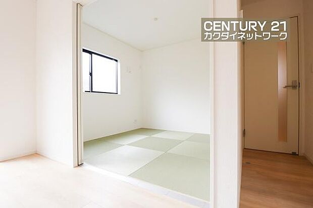 LDKに隣接しているのでお子様を遊ばせたりお昼寝させたりしながら家事を行えます。家族団らんや来客時の客間など多用途にお使いいただけるため、1室あると非常に便利ですね。