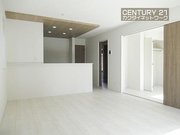 窓から差し込む陽光がリビングでくつろぐ家族を暖かく包み込みます。