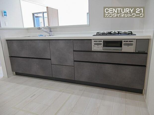 収納豊富なキッチンで、料理道具もきれいに収納。