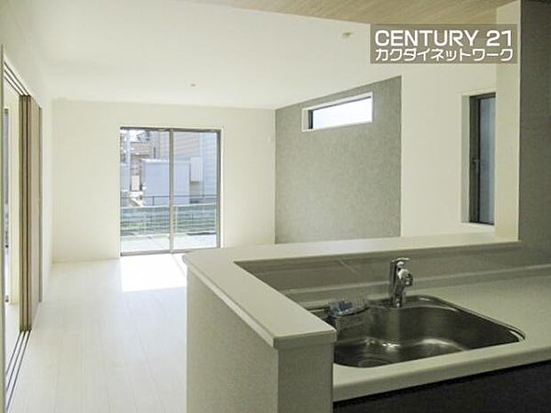 お食事の準備をしながら家族との会話が楽しめる対面キッチン。