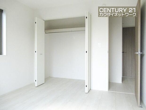 洋服や本を収納できるので、お部屋をすっきり広々と使うことができます。