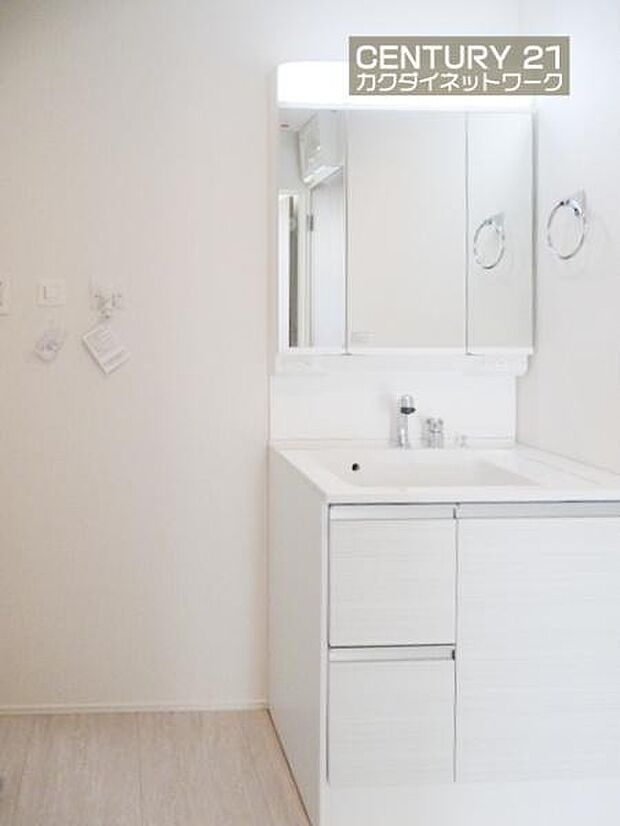 忙しい朝でも収納豊富な洗面台で効率良く身支度ができます。