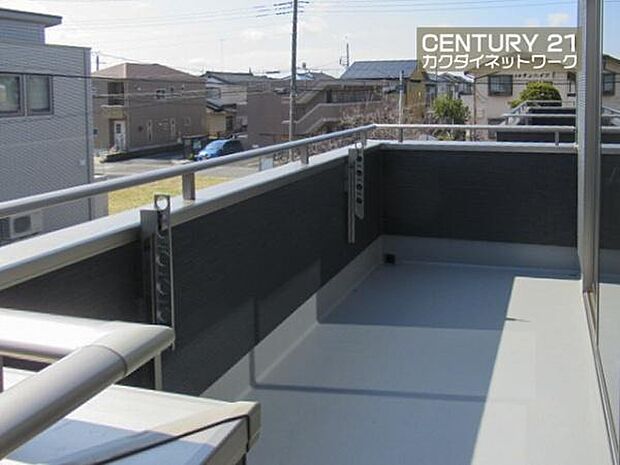 充分な広さが確保されたバルコニー。