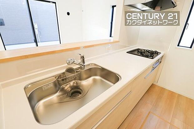 お食事の準備をしながら家族との会話が楽しめる対面キッチン。