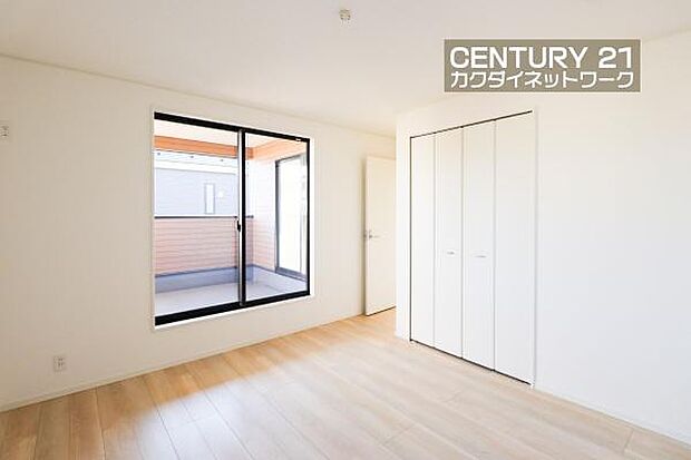 窓から注がれる陽光で明るい空間。