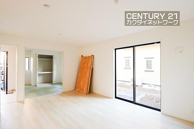 窓から差し込む陽光がリビングでくつろぐ家族を暖かく包み込みます。