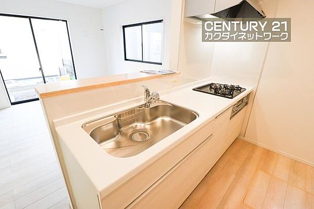 お食事の準備をしながら家族との会話が楽しめる対面キッチン。