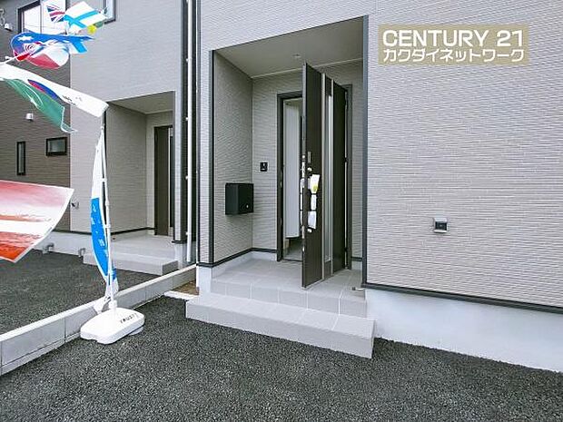 外観に合わせたオシャレな玄関。