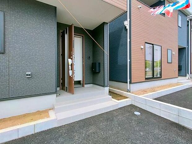 雨にも対応できる玄関です。