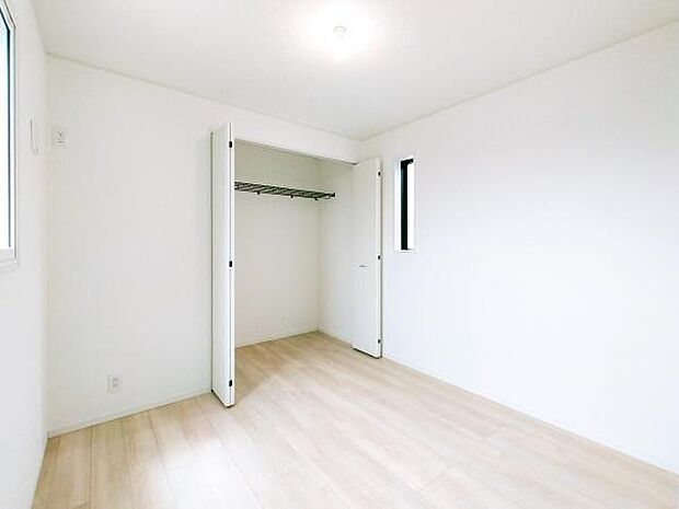 住まう方でカスタマイズしていただけるシンプルなデザインの内装。