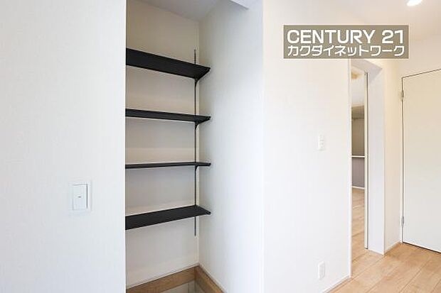 玄関には土間収納がございます。靴以外にも傘や外で使用する道具などを収納する事ができ、玄関をきれいにお使いいただけます。