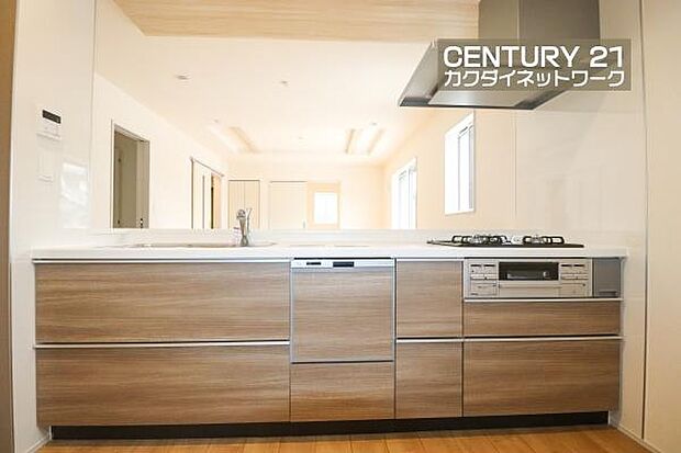 収納豊富なキッチンで、料理道具もきれいに収納。